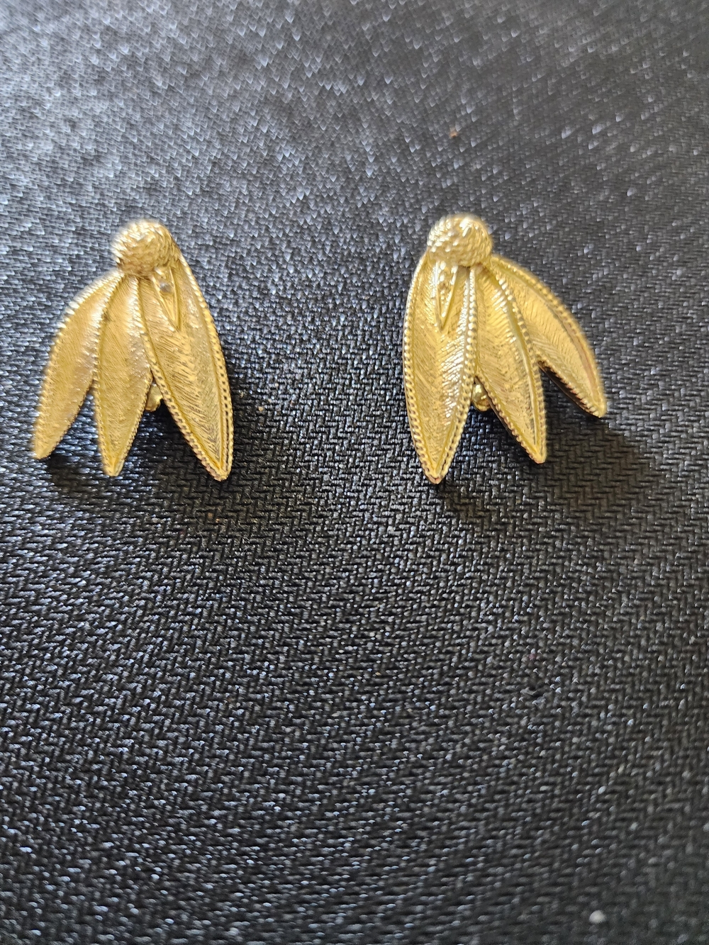 Vintage Textured Gold Leaf Cluster Clip-On Earrings - Elegant Women Jewelry